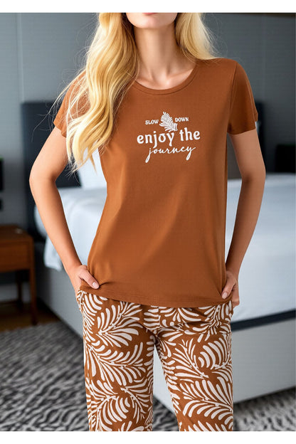 Kadın Enjoy the Journey Baskılı Kapri Pijama Takımı - Yaprak Desenli Pamuklu Set